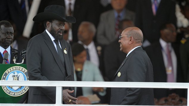 Le président du Sud-Soudan Salva Kiir et le président soudanais Omar el-Béchir lors de la cérémonie à Juba Le président du Sud-Soudan Salva Kiir et le président soudanais Omar el-Béchir lors de la cérémonie à Juba