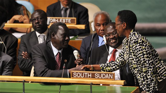 La délégation du Soudan du Sud reçoit les félicitations d'usage après le vote de l'Assemblée générale. La délégation du Soudan du Sud reçoit les félicitations d'usage après le vote de l'Assemblée générale.