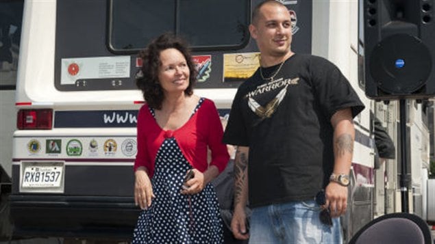 Manon Barbeau, directrice-fondatrice du Wapikoni mobile, et le rappeur algonquin Samian, porte-parole de l'organisme. Manon Barbeau, directrice-fondatrice du Wapikoni mobile, et le rappeur algonquin Samian, porte-parole de l'organisme.