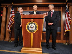 Le chef de la majorité démocrate du Sénat américain, Harry Reid, s’exprimait après un vote du Sénat sur le plan républicain de relèvement du plafond de la dette. Il est accompagné des sénateurs démocrates Dick Durbin et Chuck Schumer. Le chef de la majorité démocrate du Sénat américain, Harry Reid, s’exprimait après un vote du Sénat sur le plan républicain de relèvement du plafond de la dette. Il est accompagné des sénateurs démocrates Dick Durbin et Chuck Schumer.