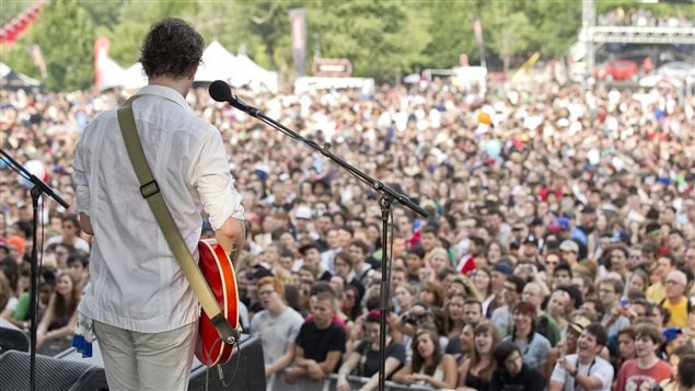 Le groupe Broken Social Scene devant une foule nombreuse au festival Osheaga de Montréal, le 29 juillet 2011 Le groupe Broken Social Scene devant une foule nombreuse au festival Osheaga de Montréal, le 29 juillet 2011