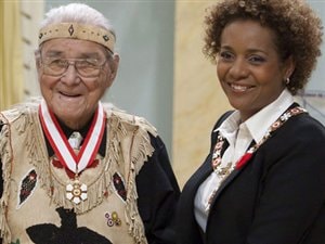William Commanda avait reçu l'Ordre du gouverneur général des mains de Michaëlle Jean. William Commanda avait reçu l'Ordre du gouverneur général des mains de Michaëlle Jean.