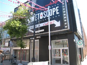 Situé dans l'arrondissement Ville-Marie, au coin des rues Montcalm et Sainte-Catherine, le Ouimetoscope a connu de nombreuses métamorphoses au cours du dernier siècle. Situé dans l'arrondissement Ville-Marie, au coin des rues Montcalm et Sainte-Catherine, le Ouimetoscope a connu de nombreuses métamorphoses au cours du dernier siècle.
