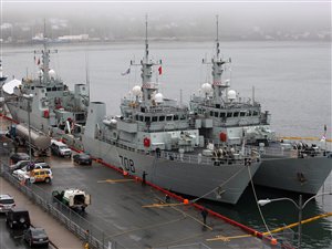 Des bateaux de la marine canadienne au port de St-Jean, Terre-Neuve. Des bateaux de la marine canadienne au port de St-Jean, Terre-Neuve.
