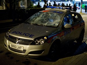 Une voiture de police attaquée dans le quartier de Tottenham à Londres. Une voiture de police attaquée dans le quartier de Tottenham à Londres.
