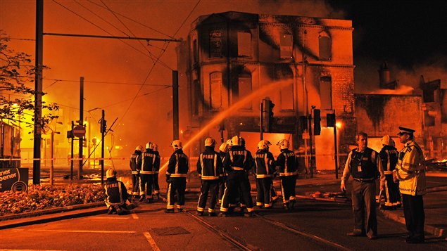 Les pompiers tentent d'éteindre un incendie dans le quartier de Croydon. Les pompiers tentent d'éteindre un incendie dans le quartier de Croydon.