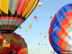 Montgolfières dans le ciel de Saint-Jean-sur-Richelieu en 2009. Montgolfières dans le ciel de Saint-Jean-sur-Richelieu en 2009.