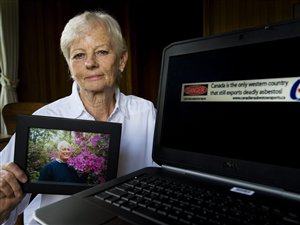 Michaela Keyserlingk tient la photo de son défunt mari à côté de la publicité litigieuse. Michaela Keyserlingk tient la photo de son défunt mari à côté de la publicité litigieuse.