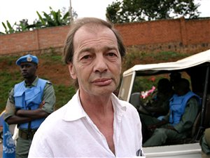 L'écrivain et journaliste Gil Courtemanche lors d'un séjour au Rwanda en 2005. L'écrivain et journaliste Gil Courtemanche lors d'un séjour au Rwanda en 2005.