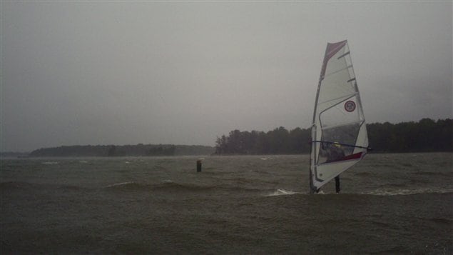 Le Lac Saint-Louis est agité au passage d'Irene Le Lac Saint-Louis est agité au passage d'Irene