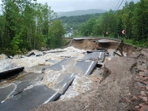 La rue des Côteaux emportée par la rivière Saint-Jean La rue des Côteaux emportée par la rivière Saint-Jean