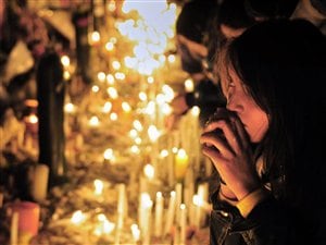 Plusieurs Chiliens se sont rassemblés devant les locaux de la télévision TVN pour rendre hommage au journaliste Felipe Camiroaga, l'une des victimes de l'accident d'avion. Plusieurs Chiliens se sont rassemblés devant les locaux de la télévision TVN pour rendre hommage au journaliste Felipe Camiroaga, l'une des victimes de l'accident d'avion.