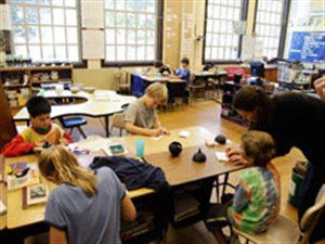 Des enfants travaillent en classe Des enfants travaillent en classe