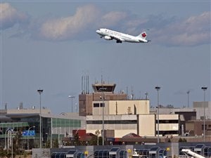 Un appareil d'Air Canada à l'aéroport d'Halifax Un appareil d'Air Canada à l'aéroport d'Halifax