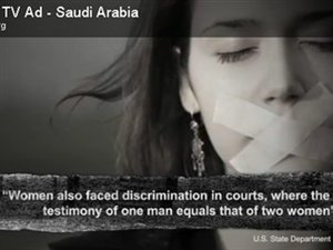 La publicité d'Ethical Oil critique le traitement de l'Arabie saoudite envers les femmes et soutient que les Canadiens devraient acheter du pétrole « éthique » venant de « d'autres démocraties libérales ». La publicité d'Ethical Oil critique le traitement de l'Arabie saoudite envers les femmes et soutient que les Canadiens devraient acheter du pétrole « éthique » venant de « d'autres démocraties libérales ».