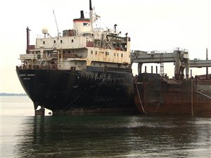 Le Kathryn Spirit, un cargo en fin de vie de 154 mètres, sur les berges du lac Saint-Louis, à Beauharnois. Le Kathryn Spirit, un cargo en fin de vie de 154 mètres, sur les berges du lac Saint-Louis, à Beauharnois.