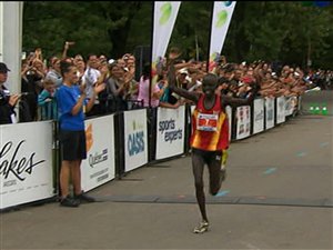 Le Kenyan Luka Kipkemoi Chelimo sur la ligne d'arrivée Le Kenyan Luka Kipkemoi Chelimo sur la ligne d'arrivée