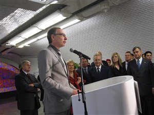 Le président du C.A. de la STM, Michel Labrecque, lors du dévoilement de La voix lactée, qu'on aperçoit en arrière-plan. Le président du C.A. de la STM, Michel Labrecque, lors du dévoilement de La voix lactée, qu'on aperçoit en arrière-plan.