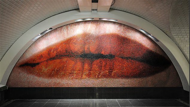 L'oeuvre La Voix lactée , de Geneviève Cadieux, dans le métro de Paris L'oeuvre La Voix lactée , de Geneviève Cadieux, dans le métro de Paris