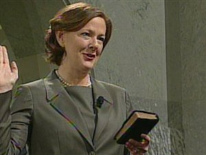 Alison Redford a été assermentée vendredi comme première ministre de l'Alberta. Alison Redford a été assermentée vendredi comme première ministre de l'Alberta.