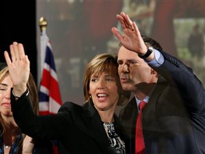 Le chef libéral de l’Ontario Dalton McGuinty, et son épouse Terri, au quartier général du parti, à Ottawa, le 6 octobre 2011. Le chef libéral de l’Ontario Dalton McGuinty, et son épouse Terri, au quartier général du parti, à Ottawa, le 6 octobre 2011.