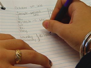 Un élève écrit dans son cahier Un élève écrit dans son cahier