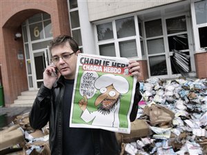 Le directeur de la publication de Charlie Hebdo montre le numéro spécial sur le printemps arabe devant les locaux incendiés de l’hebdomadaire. Le directeur de la publication de Charlie Hebdo montre le numéro spécial sur le printemps arabe devant les locaux incendiés de l’hebdomadaire.