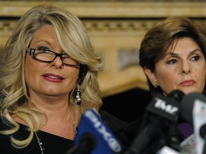 Sharon Bialek aux côtés de son avocate, Gloria Allred Sharon Bialek aux côtés de son avocate, Gloria Allred