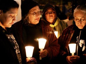 Des Autochtones tiennent une veillée à la bougie en mémoire de femmes disparues (archives). Des Autochtones tiennent une veillée à la bougie en mémoire de femmes disparues (archives).