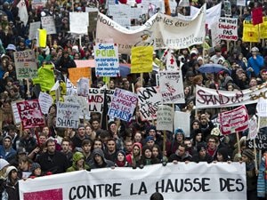 Des milliers d'étudiants ont manifesté contre la hausse des frais de scolarité, à Montréal, le 10 novembre 2011. Des milliers d'étudiants ont manifesté contre la hausse des frais de scolarité, à Montréal, le 10 novembre 2011.