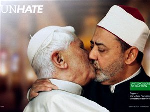 Benetton a retiré de sa campagne l’affiche montrant le pape Benoît XVI embrassant sur la bouche l'imam de la mosquée Al Azhar. Benetton a retiré de sa campagne l’affiche montrant le pape Benoît XVI embrassant sur la bouche l'imam de la mosquée Al Azhar.