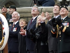 Le premier ministre Stephen Harper, le ministre Peter MacKay et le gouverneur général David Johnston ont pris part à la cérémonie en hommage aux soldats de retour de la Libye. Le premier ministre Stephen Harper, le ministre Peter MacKay et le gouverneur général David Johnston ont pris part à la cérémonie en hommage aux soldats de retour de la Libye.
