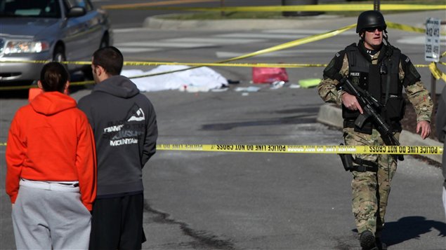 La police contrôle l'accès au stationnement de Virginia Tech, où une personne a été retrouvée morte. La police contrôle l'accès au stationnement de Virginia Tech, où une personne a été retrouvée morte.