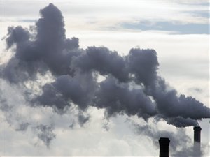 Cheminées recrachant des nuages de fumée. Cheminées recrachant des nuages de fumée.