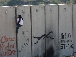 Un Palestinien escalade le mur (archives) Un Palestinien escalade le mur (archives)