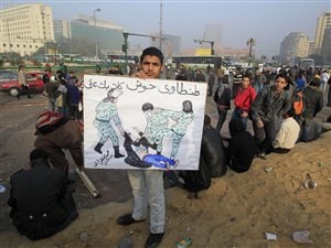 « Tantaoui, garde tes chiens loin de moi », peut-on lire sur la pancarte de ce manifestant, dans une référence à l'attaque dont a été vicitime la manifestante « au soutien-gorge » bleu. « Tantaoui, garde tes chiens loin de moi », peut-on lire sur la pancarte de ce manifestant, dans une référence à l'attaque dont a été vicitime la manifestante « au soutien-gorge » bleu.