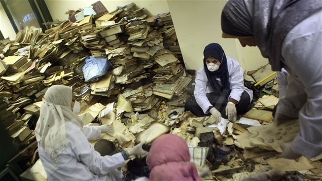 Des spécialistes tentent de récupérer des documents qui ont brûlé dans l'incendie de l'Institut d'Égypte, une institution fondée à l'époque où Napoléon Bonaparte dirigeait la France. Les lieux abritaient quelque 200 000 documents, dont plusieurs d'une valeur historique inestimable. Des spécialistes tentent de récupérer des documents qui ont brûlé dans l'incendie de l'Institut d'Égypte, une institution fondée à l'époque où Napoléon Bonaparte dirigeait la France. Les lieux abritaient quelque 200 000 documents, dont plusieurs d'une valeur historique inestimable.