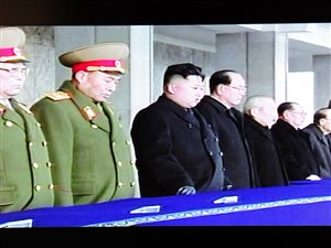 Kim Jong-un entouré de militaires et d'hommes d'État sur le balcon surplombant la vaste place Kim Il Sung. Kim Jong-un entouré de militaires et d'hommes d'État sur le balcon surplombant la vaste place Kim Il Sung.