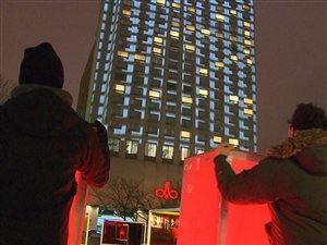 L'installation Éclats de verre de la place Émilie-Gamelin L'installation Éclats de verre de la place Émilie-Gamelin