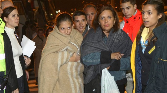 Des passagers du Costa Concordia débarquent dans le port de Marseille. Des passagers du Costa Concordia débarquent dans le port de Marseille.