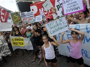 Des citoyens manifestent contre l'exploration minière dans la région de Famatina. Des citoyens manifestent contre l'exploration minière dans la région de Famatina.