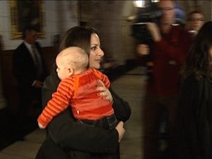 La députée Sana Hassainia et son enfant La députée Sana Hassainia et son enfant