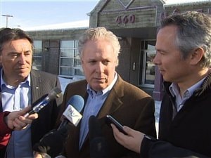 Le premier ministre Charest en visite aux Îles-de-la-Madeleine. Le premier ministre Charest en visite aux Îles-de-la-Madeleine.
