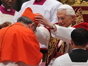L'archevêque du diocèse de Toronto, Thomas Collins reçoit son chapeau de cardinal des mains du pape Benoît XVI. L'archevêque du diocèse de Toronto, Thomas Collins reçoit son chapeau de cardinal des mains du pape Benoît XVI.