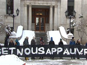 Des étudiants bloquent les accès au pavillon Athanase-David de l'UQAM. Des étudiants bloquent les accès au pavillon Athanase-David de l'UQAM.