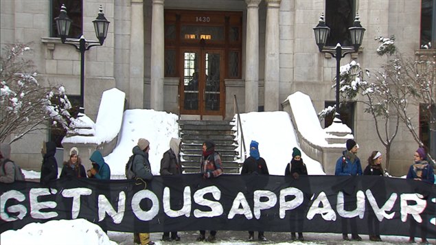 Des étudiants bloquant les accès au pavillon Athanase-David de l'UQAM en février. Des étudiants bloquant les accès au pavillon Athanase-David de l'UQAM en février.