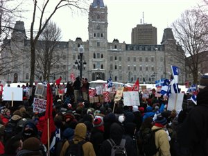 Des milliers d'étudiants manifestent devant le parlement. Des milliers d'étudiants manifestent devant le parlement.