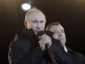 Vladimir Poutine, une larme à l'oeil, avec Dimitri Medvedev, devant ses partisans rassemblés à Moscou Vladimir Poutine, une larme à l'oeil, avec Dimitri Medvedev, devant ses partisans rassemblés à Moscou