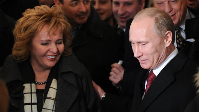 Le candidat Vladimir Poutine et son épouse dans un bureau de vote à Moscou Le candidat Vladimir Poutine et son épouse dans un bureau de vote à Moscou