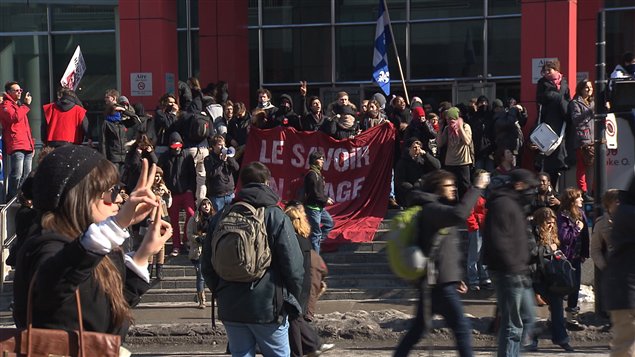 Les manifestants devant les bureau de Loto-Québec, rue Sherbrooke Les manifestants devant les bureau de Loto-Québec, rue Sherbrooke